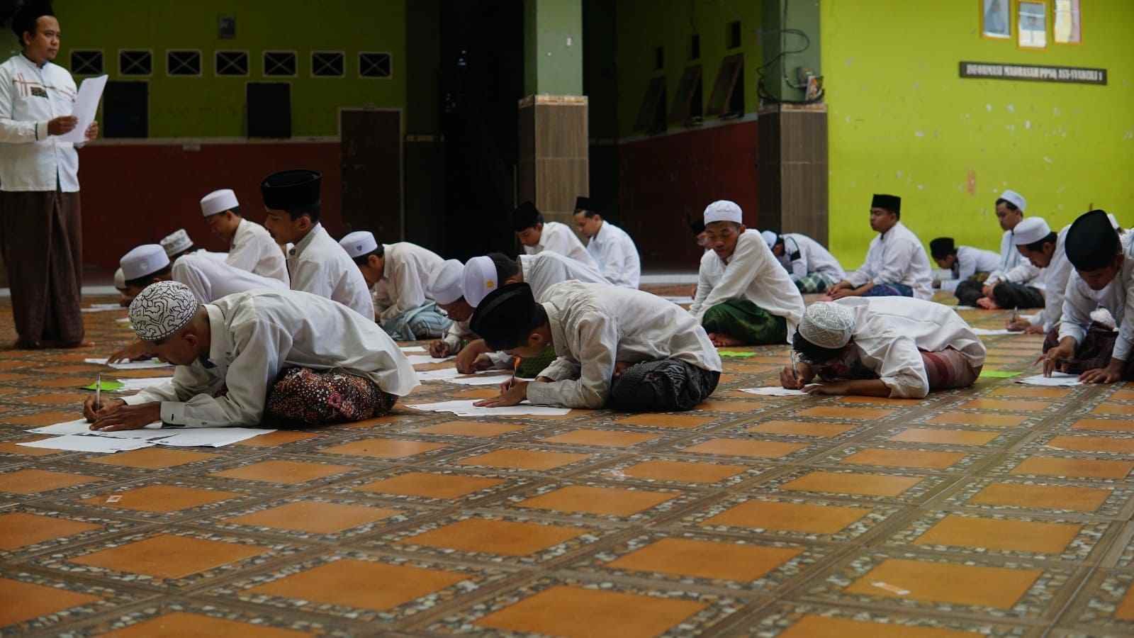 Pondok pesantren Asy syadzili gelar ujian akhir tahun.